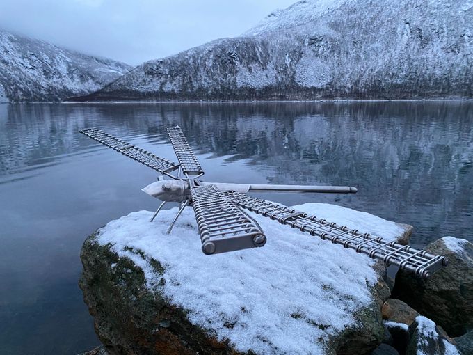 Vår vakre Dragonfly, kan godt avsløre hva den er laget av om du har arbeidet i fiskeindustrien. Med sitt  store vingespenn laget av transportbånd.